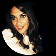 Docente di diritto impartisce lezioni a studenti del liceo e degli istituti professionali